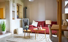 Idéal pour couple, famille&pros - jusqu'à 6 pers - Classé 2 étoiles - Baignoire Balnéo - Espace de travail dédié - A 10min de la gare SNCF, du centre ville d'Angoulême, et du Musée de la BD - Parking privé et gratuit - Wifi gratuit